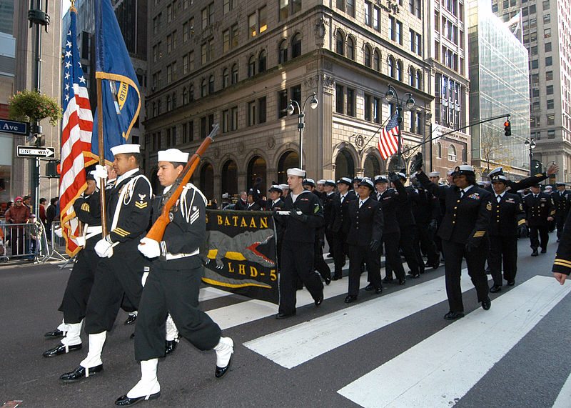800px-US_Navy_081111-N-2636M-173_Sailors_march_and_wave_to_parade_onlookers_during_New_York’s_annual_Veterans_Day_parade