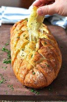 That Garlic-Cheesy Bread You've Been Dreaming Of 
