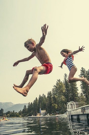 Kids-jumping-into-water