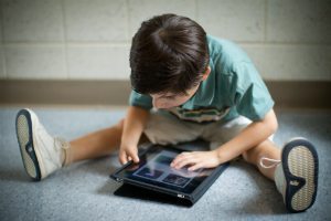 victor-pauca-using-ipad
