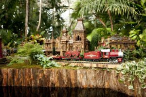 nybg_holiday_train_show_2013_red_train_photo_by_ivo_m_vermeulen
