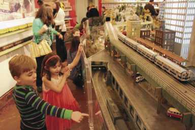 The Holiday Transit Show chugs into Grand Central