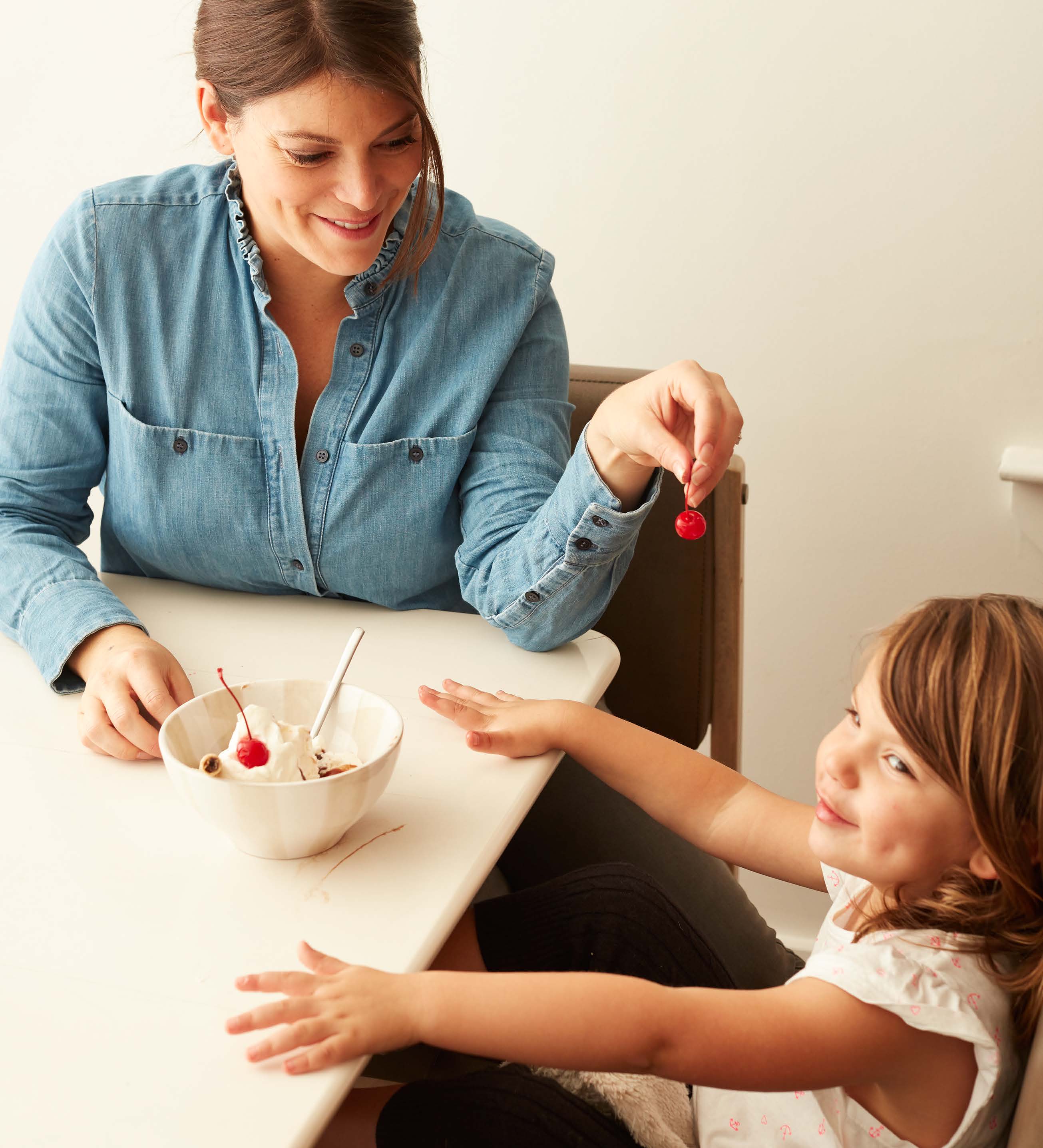 Gail Simmons Dishes On Second Pregnancy, Cookbook & “Top Chef”