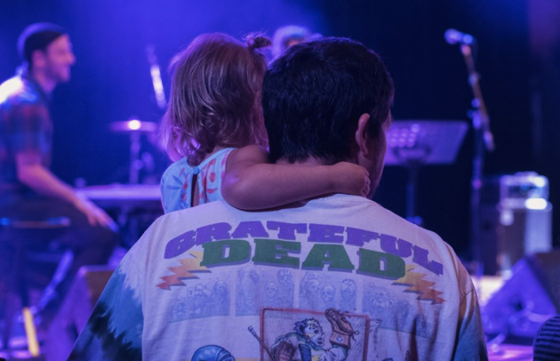 dad and daughter at concert