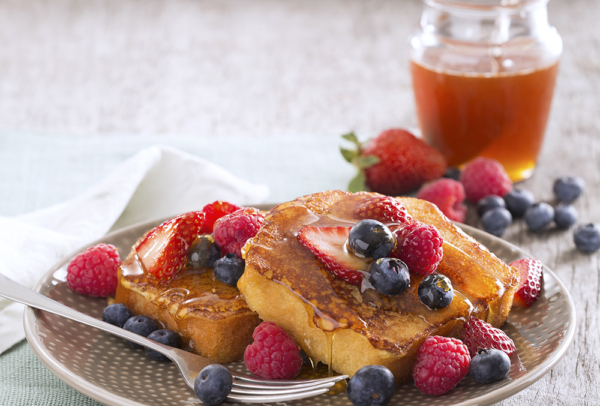 honey french toast with berries