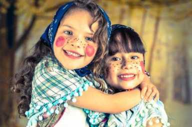 45214622-sweet-little-girls-dressed-as-a-traditional-witches-hugging