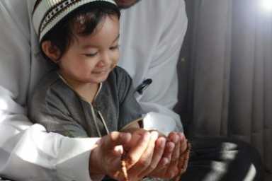Ramadan guide NYC, girl and adult cup hands