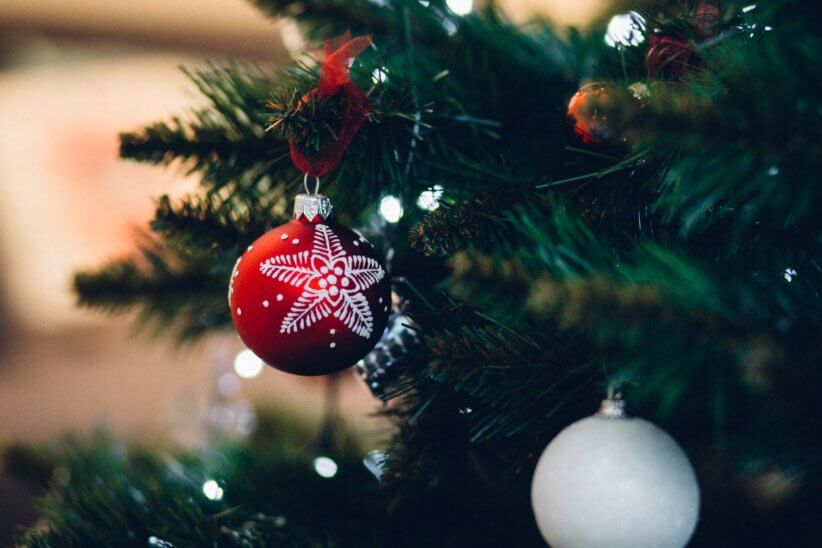 Christmas-tree-with-ornament.jpg