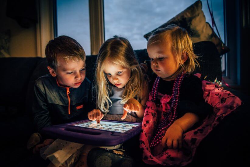 kids-playing-with-ipad.jpg