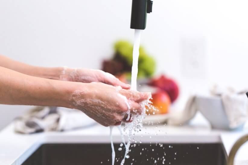 Coronavirus New York, washing hands in the sink