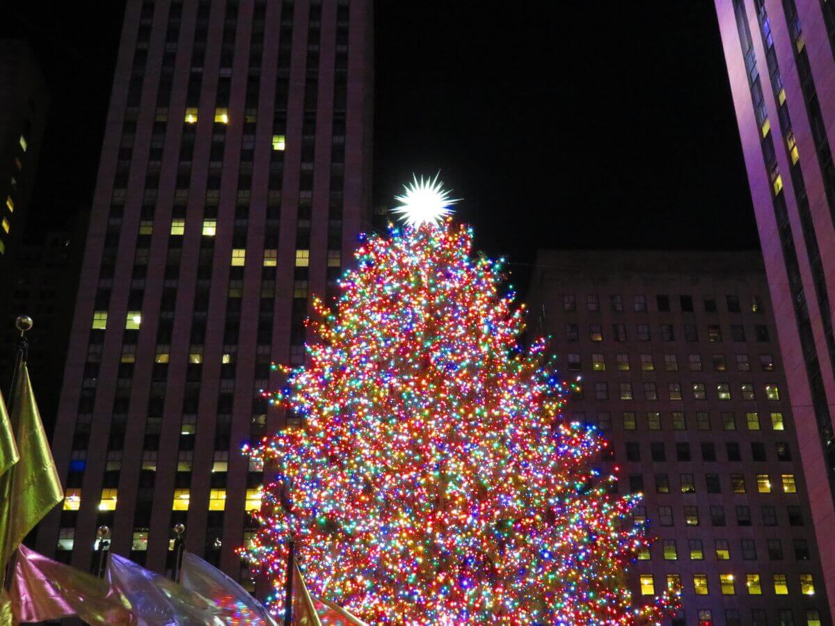 Who is performing at the 2022 Rockefeller Center Christmas tree lighting  special?