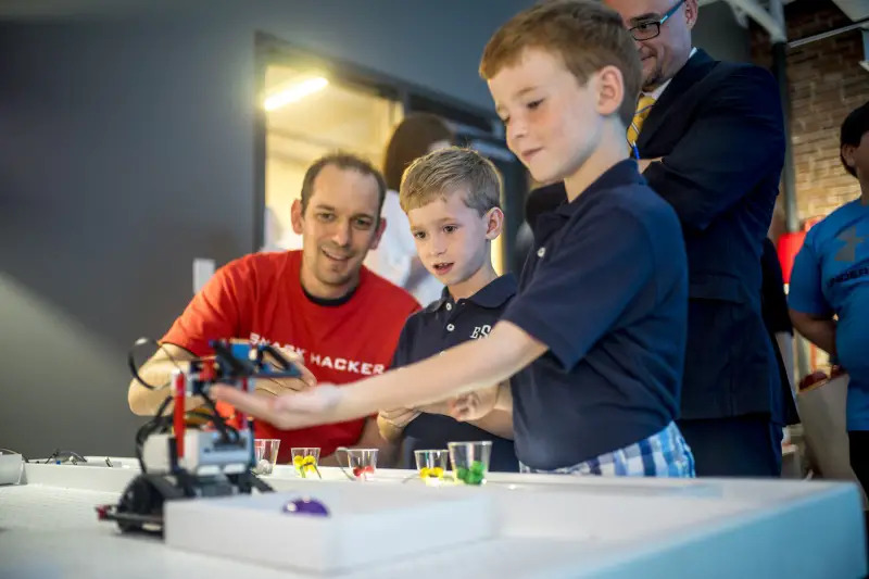 boys learning to code