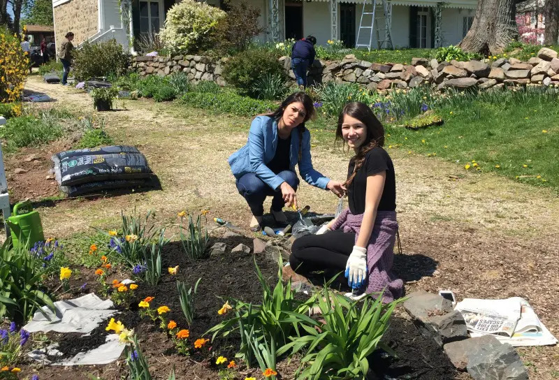 women gardening