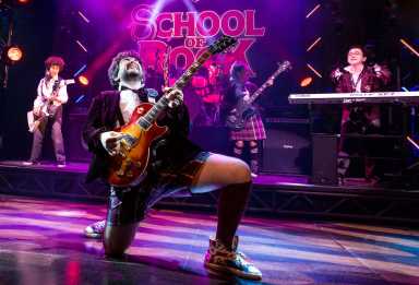 Alex_Brightman_and_the_kid_band_from_School_of_Rock_-_The_Musical_Photo_by_Matthew_Murphy