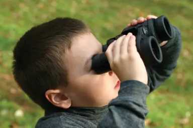 Child-holding-binoculars