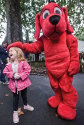 Clifford the Big Red Dog; little girl meets Clifford