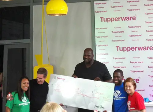 Shaq Holds 25,000 Check