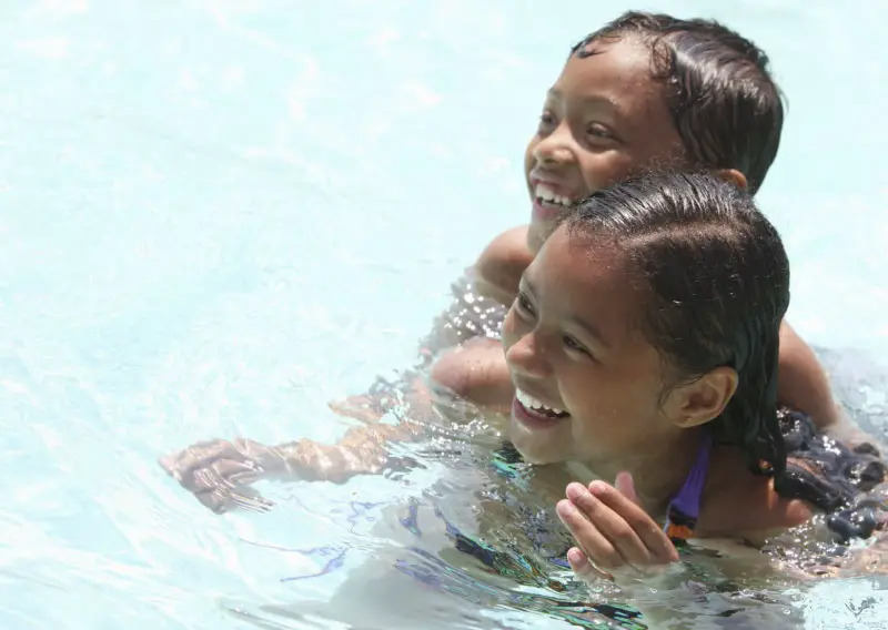 siblings-swimming