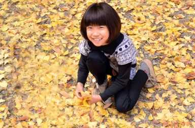 asian-girl-playing-with-leaves