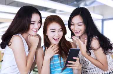 athree-girls-social-media