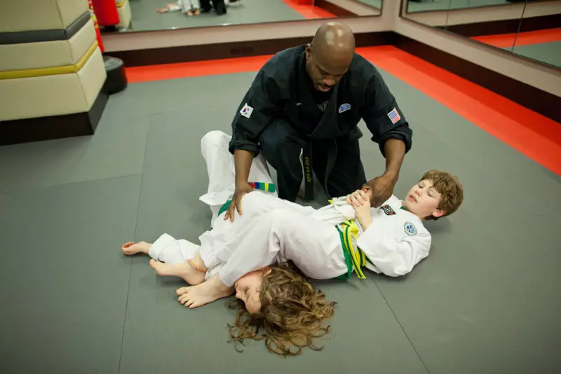 children learning taekwondo