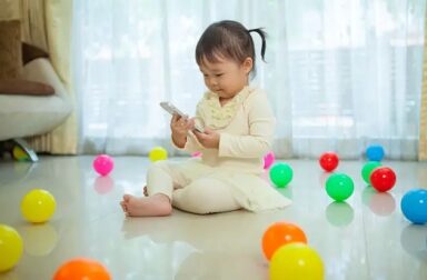 female-toddler-playing-with-smartphone