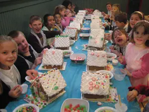 kids decorate gingerbread houses