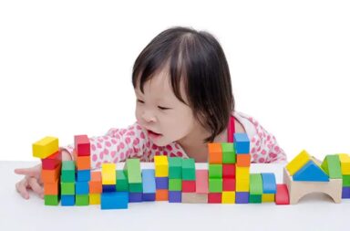 girl-playing-with-blocks