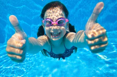 girl-swimming-underwater