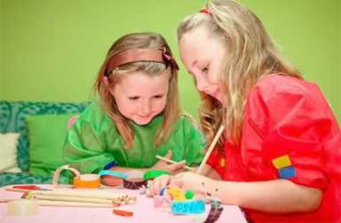 girls-doing-crafts