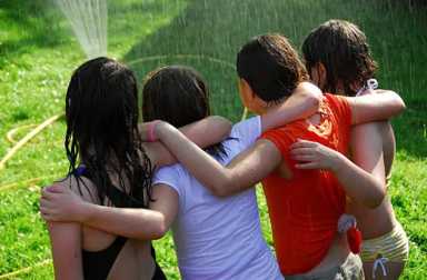 girls-in-sprinklers