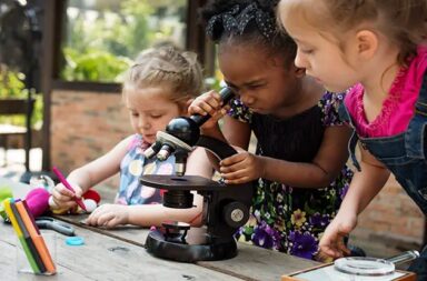 girls-using-microscope