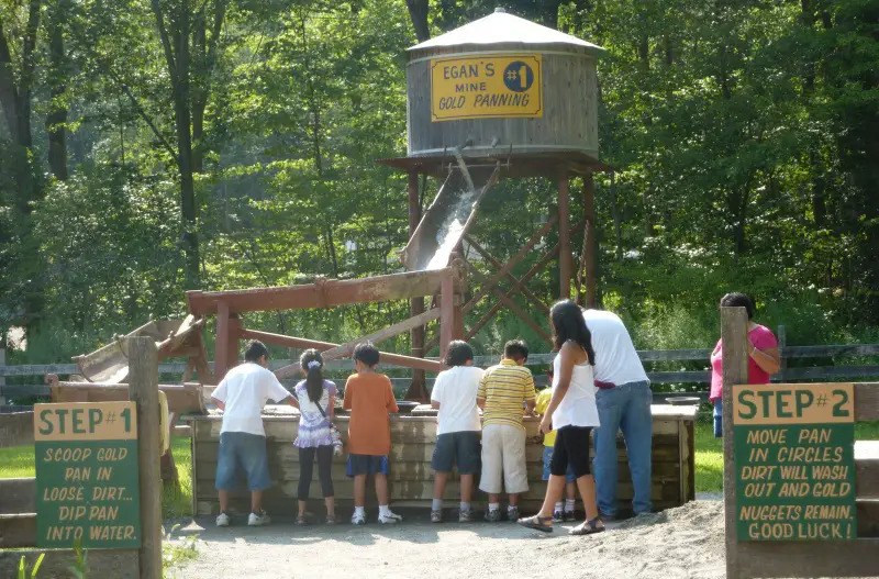 kids panning for gold at egans gold mine