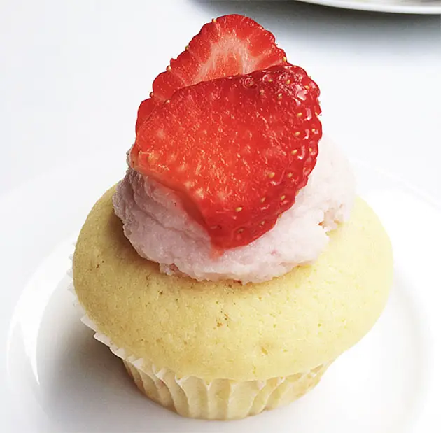 hidden strawberry cupcakes