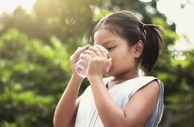 kid-drinking-water
