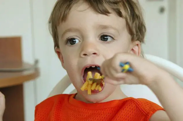 kid eating mac and cheese