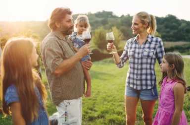 Winemaker,Family,Together,In,Vineyard