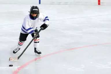 kid-playing-hockey