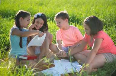 kids-outside-working-together