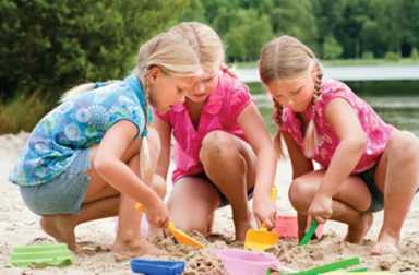 kids-playing-in-sand