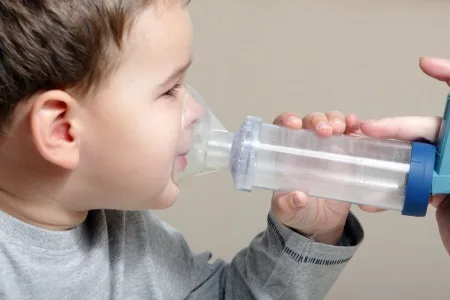 little boy unsing asthma inhaler