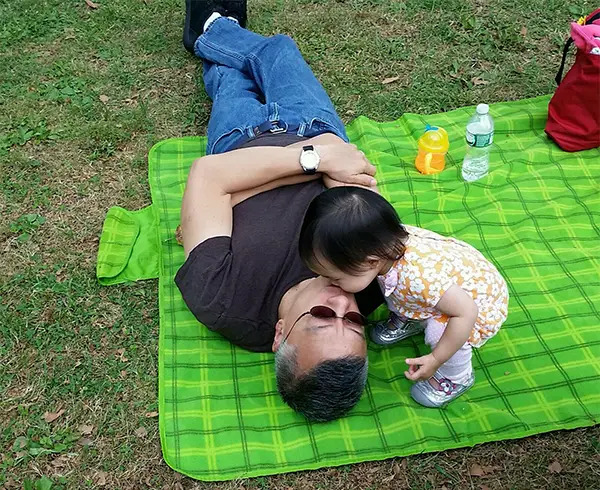 father napping daughter smooches