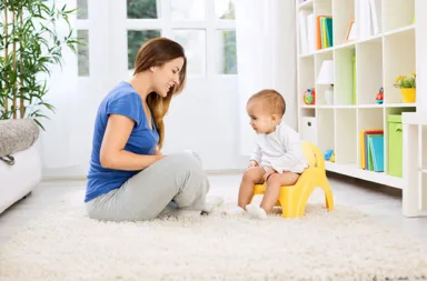 mom-potty-training-infant