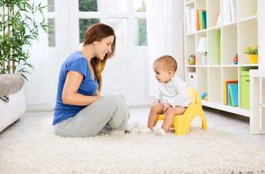 mom-potty-training-infant