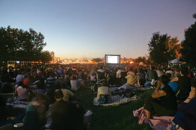 outdoor movies at socrates sculpture park in queens