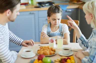 parent-telling-child-no