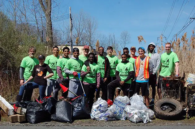 people volunteering