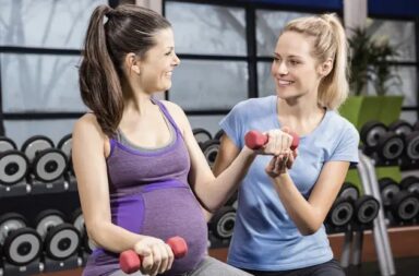 pregnant-woman-using-weights