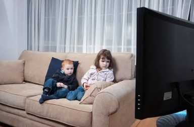 preschoolers-watching-tv
