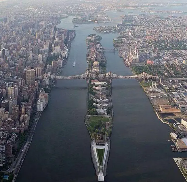 aerial view of roosevelt island